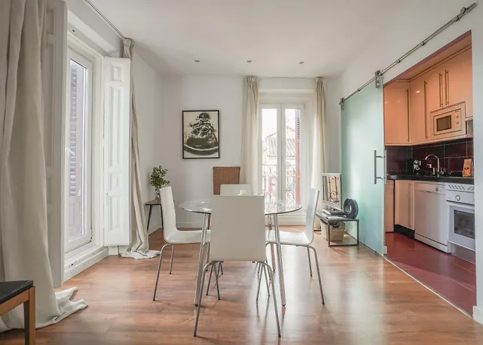Bright And Cozy-2Bedrooms 1Bathroom-Chueca